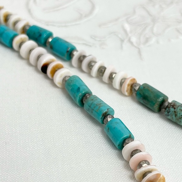 Turquoise and shell Heishi necklace with turquoise pendant - Picture 7 of 9